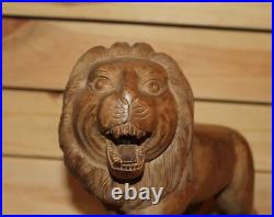 Ancienne figurine lion en bois sculpté à la main