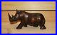 Ancienne-figurine-rhinoceros-en-bois-sculpte-a-la-main-01-zym