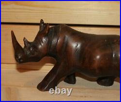 Ancienne figurine rhinocéros en bois sculpté à la main