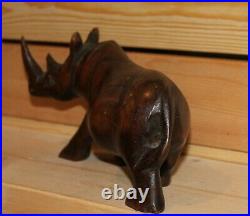 Ancienne figurine rhinocéros en bois sculpté à la main