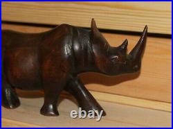 Ancienne figurine rhinocéros en bois sculpté à la main