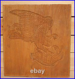 Ancienne plaque murale en bois sculpté à la main faucon attrape oiseau