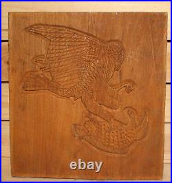 Ancienne plaque murale en bois sculpté à la main faucon attrape oiseau