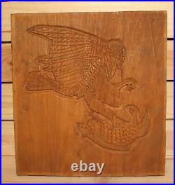 Ancienne plaque murale en bois sculpté à la main faucon attrape oiseau