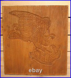 Ancienne plaque murale en bois sculpté à la main faucon attrape oiseau