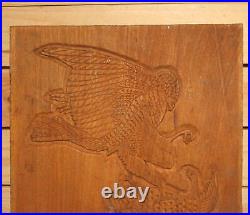 Ancienne plaque murale en bois sculpté à la main faucon attrape oiseau