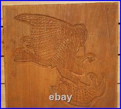 Ancienne plaque murale en bois sculpté à la main faucon attrape oiseau