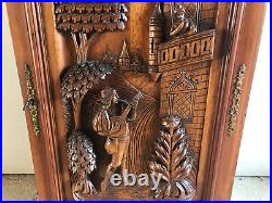 Ancienne porte de buffet Henri 2 en bois noyer décor sculpté relief serenade