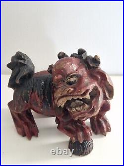 Ancienne sculpture en bois et peint sculpté chien de fo chinois lion chichi