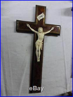 Ancienne superbe Croix murale crucifix CHRIST sculpté XIXe sur loupe