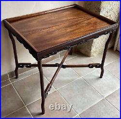 Ancienne table pliante en bois sculpté, origine Chine, XIXe