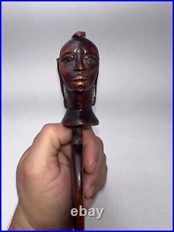 Art Africain, ancien peigne en bois finement sculpté