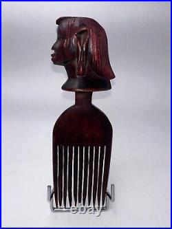 Art Africain, ancien peigne en bois finement sculpté