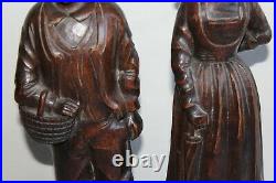 Art populaire ancien, couple de Bretons en bois sculpté hauteur 37 cm