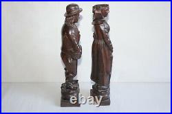 Art populaire ancien, couple de Bretons en bois sculpté hauteur 37 cm