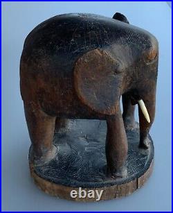 Atypique éléphant ancien en bois sculpté