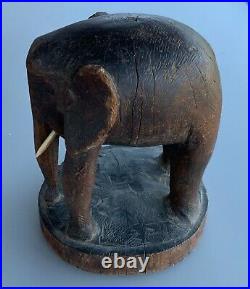 Atypique éléphant ancien en bois sculpté