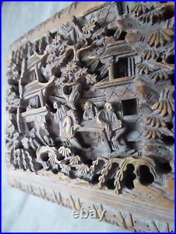 BEAU COFFRET en bois sculpté ancien, décor Extrême-Orient