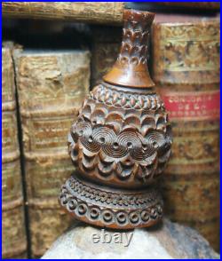 BOITE à tabac secouette en bois de corozo sculptée de motif géometriques