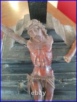 Christ en croix ancien en bois sculpté époque XVIII ème s