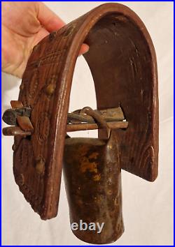 Cloche ancienne Collier bois sculpté 19ème Art populaire sonaille chevre