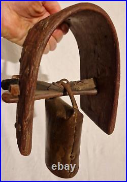 Cloche ancienne Collier bois sculpté 19ème Art populaire sonaille chevre