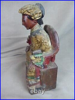 DIGNITAIRE SUR SON TRÔNE, en bois sculpté polychrome. Ancien