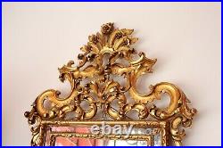 Elégant miroir ancien de style Louis XV à la feuille d'or sculptée et dorée