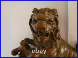 Elément en bois sculpté représentant un lion, travail ancien #1455#