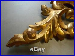 Fronton ancien en bois sculpté et doré. Elément de décoration. XIX°