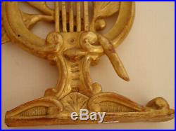 Fronton ancien en bois sculpté et doré. Elément de décoration. XIX°