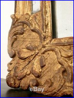 Glace ou miroir doré ancien à fronton ajouré, en bois sculpté et laqué XVIIIe