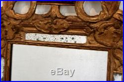 Glace ou miroir doré ancien à fronton ajouré, en bois sculpté et laqué XVIIIe