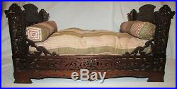 LIT DE POUPEE ANCIEN EN BOIS SCULPTE NAPOLEON III 19ème siècle / doll wood bed