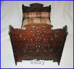 LIT DE POUPEE ANCIEN EN BOIS SCULPTE NAPOLEON III 19ème siècle / doll wood bed