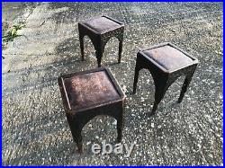 Lot de trois anciens tabourets en bois sculptés avec assises en cuir