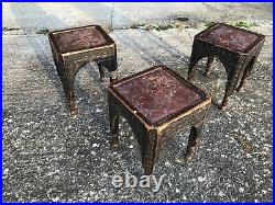 Lot de trois anciens tabourets en bois sculptés avec assises en cuir