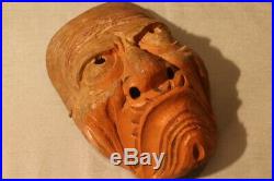 Masque ancien en bois sculpté au visage grimaçant Japon