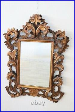 Miroir raffiné de style baroque ancien en bois sculpté et doré sec. XX