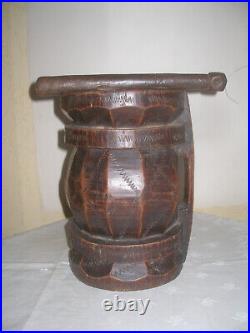 Mortier Africain en bois sculpté. Ancien. Pilon en fonte