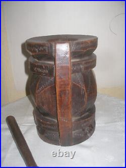 Mortier Africain en bois sculpté. Ancien. Pilon en fonte