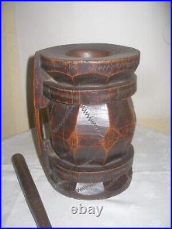 Mortier Africain en bois sculpté. Ancien. Pilon en fonte