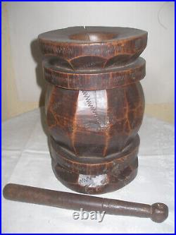 Mortier Africain en bois sculpté. Ancien. Pilon en fonte