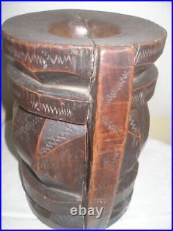 Mortier Africain en bois sculpté. Ancien. Pilon en fonte