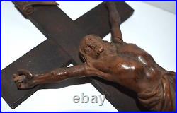 Objet religieux crucifix ancien christ en bois sculpté fin 19e siècle