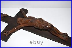 Objet religieux crucifix ancien christ en bois sculpté fin 19e siècle