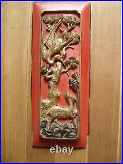 Panneau sculpté bois laqué rouge et or ancien chinois XIXe pin, grue et cerf