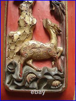 Panneau sculpté bois laqué rouge et or ancien chinois XIXe pin, grue et cerf