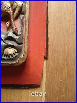 Panneau sculpté bois laqué rouge et or ancien chinois XIXe pin, grue et cerf