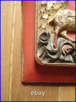 Panneau sculpté bois laqué rouge et or ancien chinois XIXe pin, grue et cerf